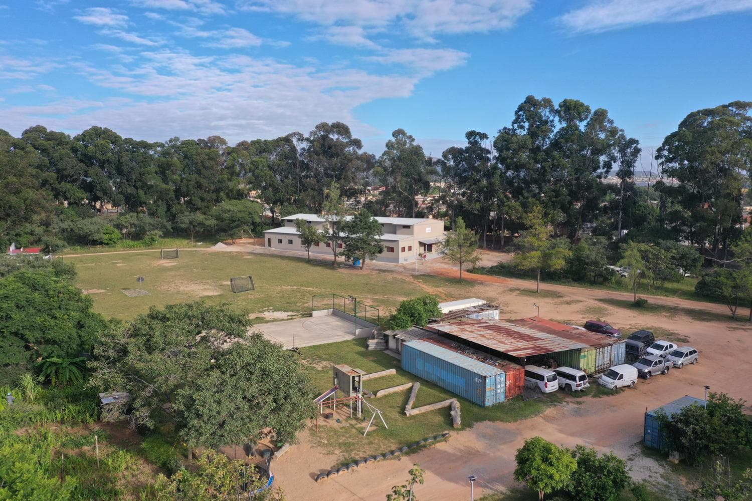 Alunos a colaborar numa sala de aula moderna
